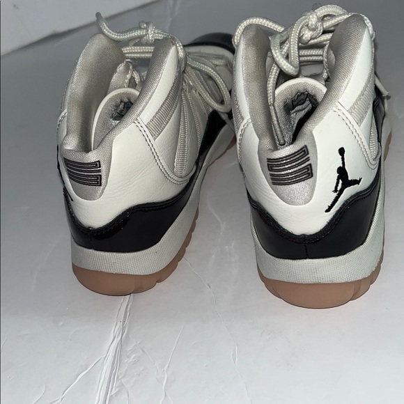 Air Jordan 11 Retro size 2 youth. - Picture 5 of 12